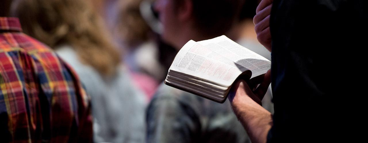 男学生在教堂里读圣经