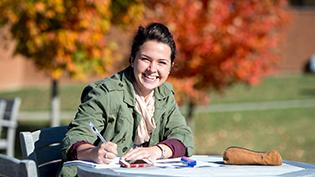 一个女学生秋天在外面做作业