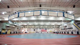 运动场设有200米室内田径场，以及篮球场、排球场和室内足球场.