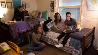 四个女学生在365买球网站的一间宿舍里闲逛