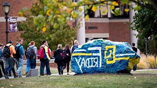 锡达维尔的岩石上画着科罗拉多大学星期五的标志